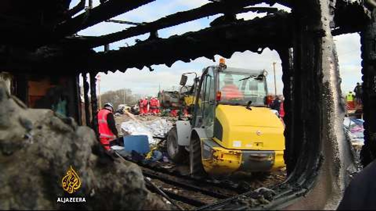 France starts to dismantle Calais 'Jungle' refugee camp