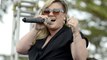 Kelly Clarkson Tells Fans: I'M PREGNANT!