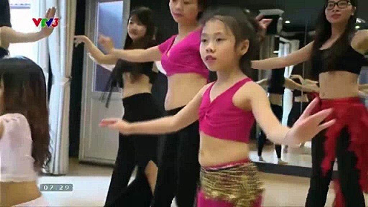 Phụ nữ và trẻ em thích thú học Belly dance