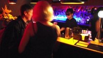İki Polis, Barın Balkonunda Cinsel İlişkiye Girerken Yakalandı