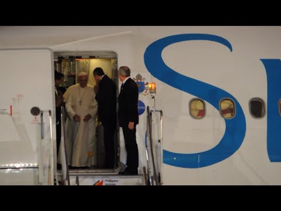Pope Francis arrives in Manila; Filipinos overjoyed