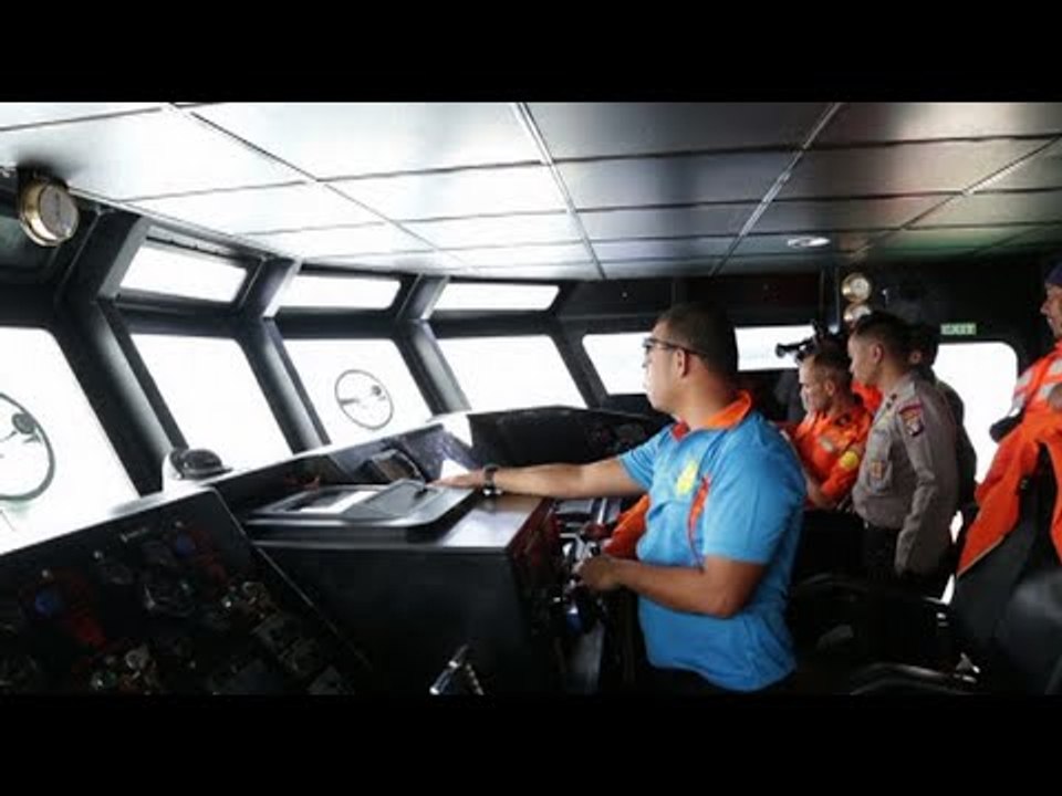 Air and sea search for AirAsia crash victims and fuselage continues
