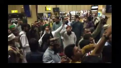 Shoes thrown at pakistan Federal Minister (mumtaz qadri protest)