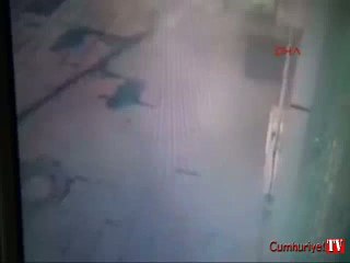 Ayağına takılan paspas hayatını kurtardı