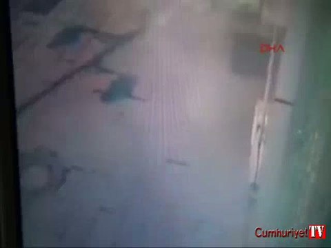 Ayağına takılan paspas hayatını kurtardı