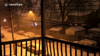 Filmer predicts when lightning will hit during loud Montreal thunderstorm