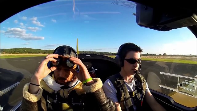 Ce pilote champion de voltige aérienne adore faire peur à ses amis