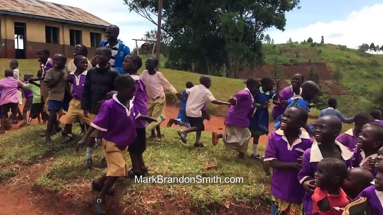 Hayatlarında ilk defa drone gören Afrikalı çocuklar
