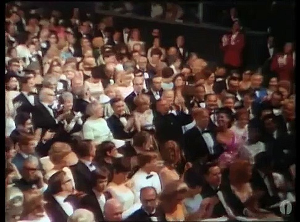 George Kennedy remportant son Oscar pour "Luke la main froide" en 1968