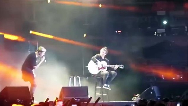 Brit Awards 2016- Justin Bieber Gets Incredibly Cozy With A Model At Brit Awards After-Party