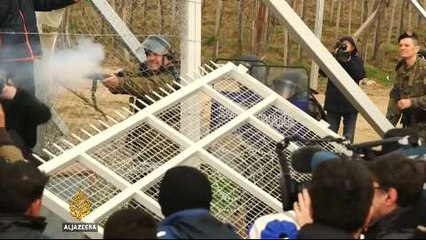 Macedonia police fire tear gas, stun grenades at refugees