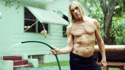 Ünlü Şarkıcı Iggy Pop Sanat İçin Soyundu