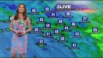 Une présentatrice a la météo projetée sur sa robe