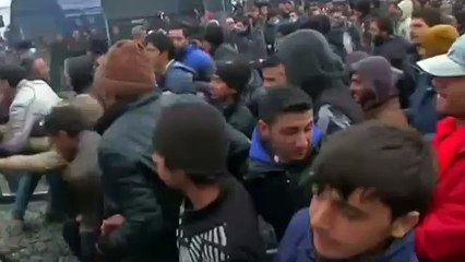 Tải video: Migrants use 'battering ram' on Greece-Macedonia border fence - Macedonia Police Fire Tear Gas