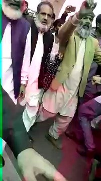 mumtaz qadri janaze ke baad siraj al haq realy ki qayadat kar rahe...exclusive video