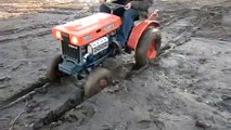 Zabawa w blocie a moze w glinie. Japonski traktorek kubota 4x4. www.akant-ogrody.pl