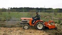 Kubota 1502 DT japonski mini traktor staje deba. www.akant-ogrody.pl