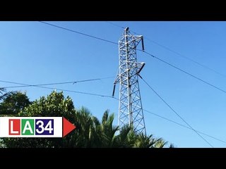 Xà lan kéo đứt dây điện, nhiều hộ dân mất điện | LATV