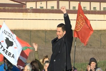 Otegi sale de prisión declarándose "preso político"