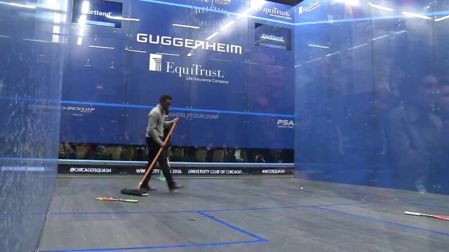 Un joueur de Squash va tout donner pour gagner ce point. Dingue!
