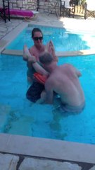 Un gamin coincé dans une bouée de sauvetage. Ahaha