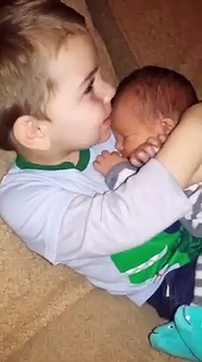 Ce bambin de 3 ans refuse de laisser le bébé partir