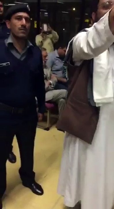 Extreme Insult of Pervez Rasheed At Airport, Watch What People Doing With Him