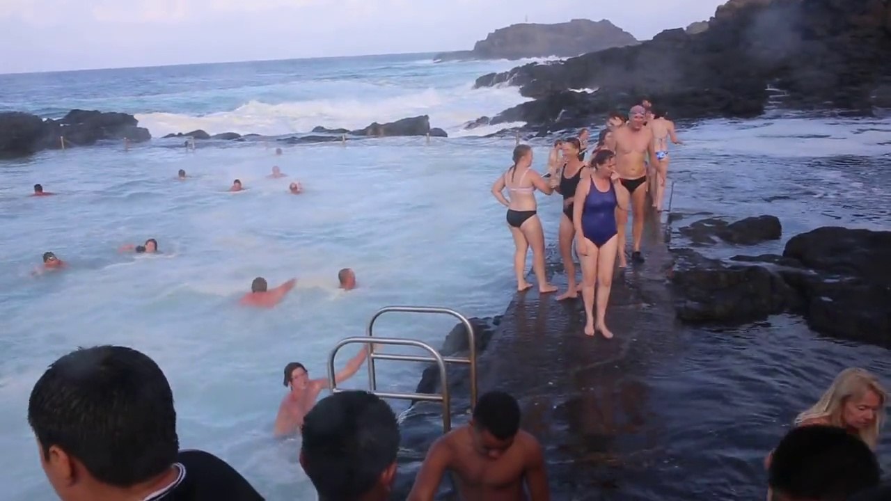 Une vague géante surprend les baigneurs d'une piscine naturelle