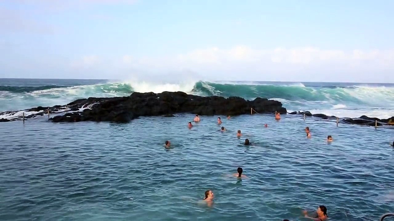 Une vague géante surprend des baigneurs en Australie