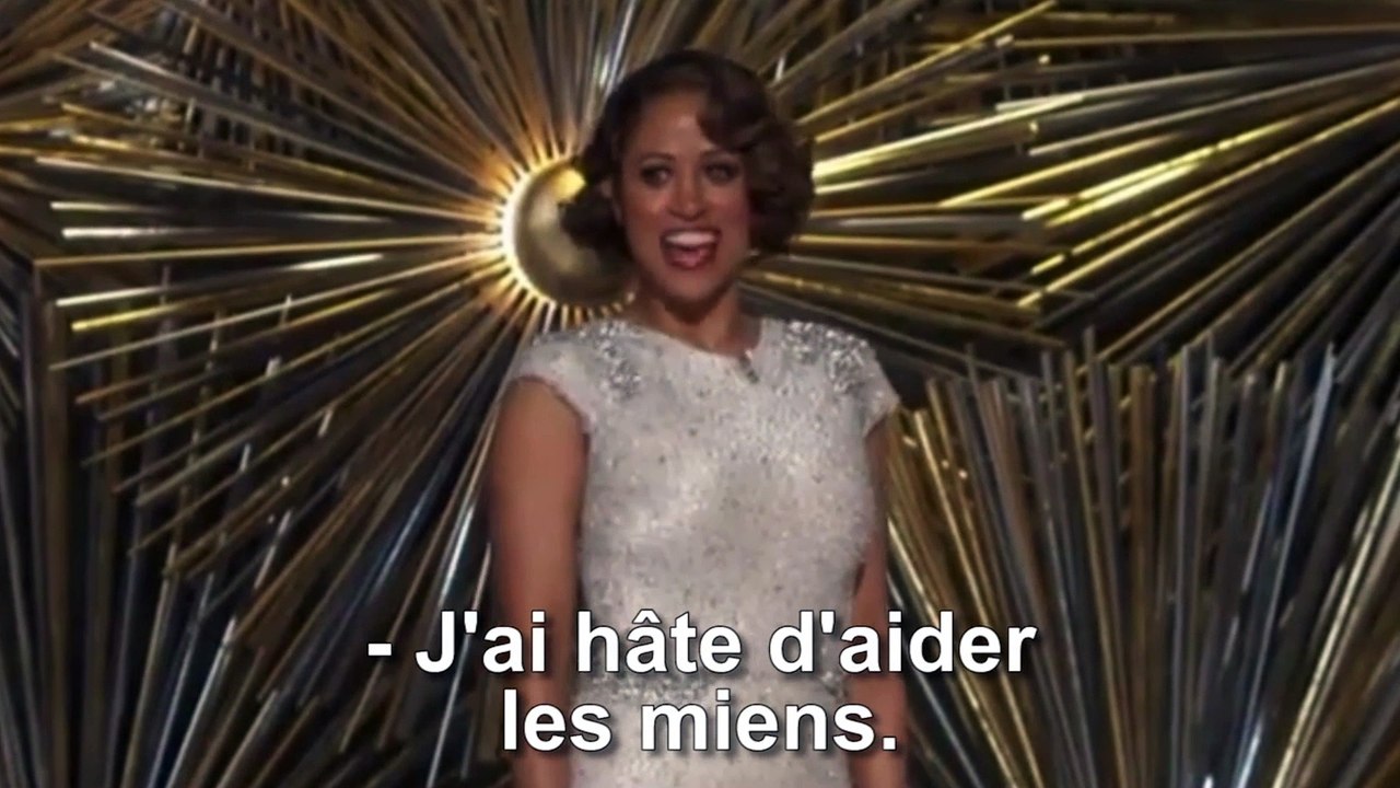 Après son apparition gênante aux Oscars, Stacey Dash répond en lisant les tweets méchants qu'elle a reçus