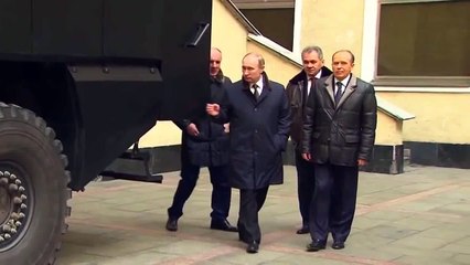 Quand Vladimir Poutine découvre la Batmobile russe