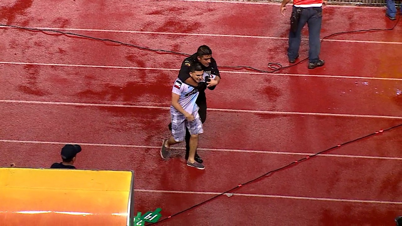 Hincha de Emelec intentó agredir a Emanuel Herrera