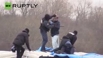 Un refugiado intenta abrirse las venas cuando le tratan de desalojar