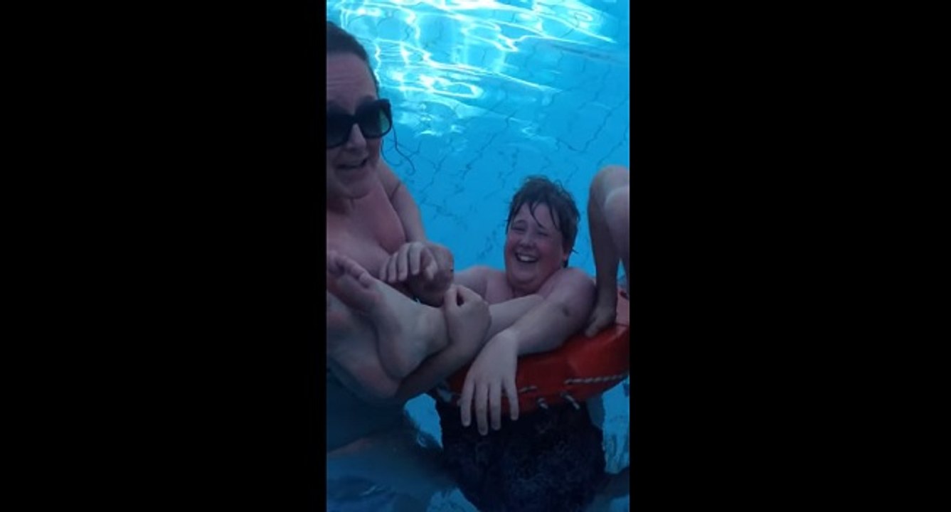 Un garçon coincé dans une bouée de sauvetage