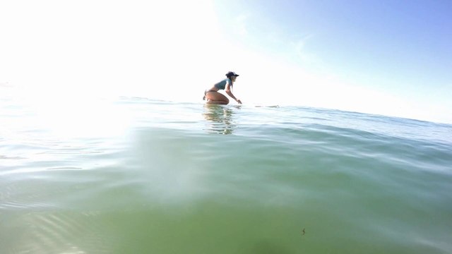 Surfeuses avec un maillot de bain peint sur le corps (bodypainting)