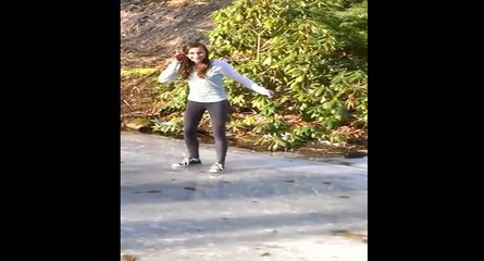 Une fille marche sur un étang gelé