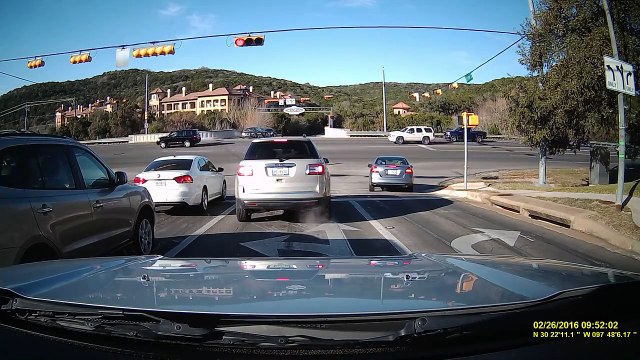 Un camion sans frein percute violemment des voitures à un feu rouge