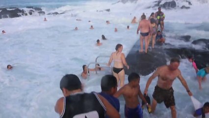 Une vague géante vient submerger une piscine naturelle et surprendre les baigneurs