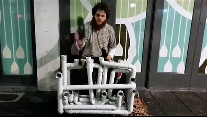 Il joue de la batterie sur des tubes PVC comme un dieu!! Blu