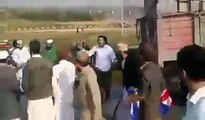 ممتاز قادری کے جنازے میں شریک افراد نے میڈیا پر اپنا غصہ نکال دیا