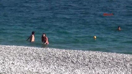 Antalya Güneşi Gören Sahile Koştu