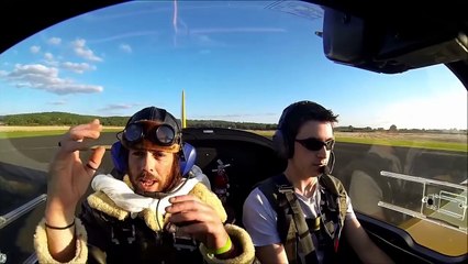 Ce pilote champion de voltige aérienne adore faire peur à se