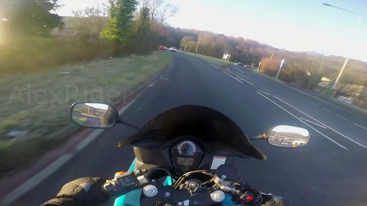 Aveuglé par le soleil, ce motard percute une voiture à l'arr