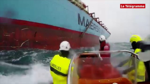 Remorquage de l'Emma Maersk par l'Abeille Bourbon au large d'Ouessant