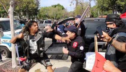 Une bagarre entre antiracistes et membres du KKK