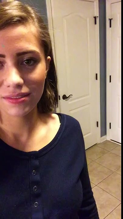 Une fille lâche un gros pet et filme la réaction de son frère