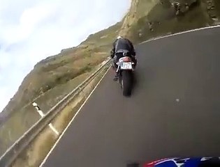 De bikers fou à fond sur une route de montagne à moto