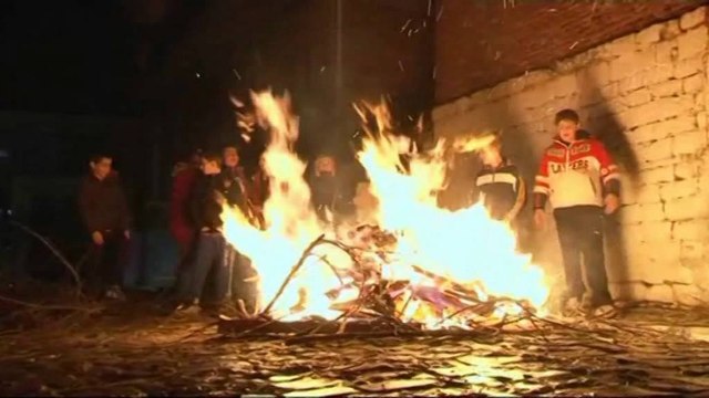 FESTOHET ARDHJA E PRANVERES NE KORÇE, BANORET NDEZIN ZJARRE PER STINEN E RE LAJM