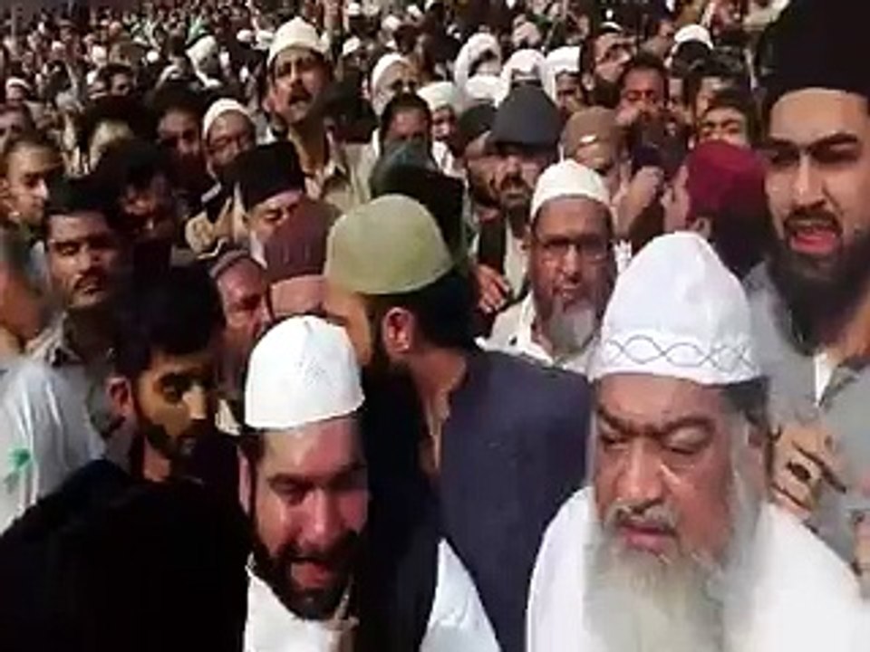 پیر صاحب بگھار شریف کی غازی ممتاز حسین قادری شہید کی نماز جنازہ میں شرکت کی چند تصاویر 1/3/16