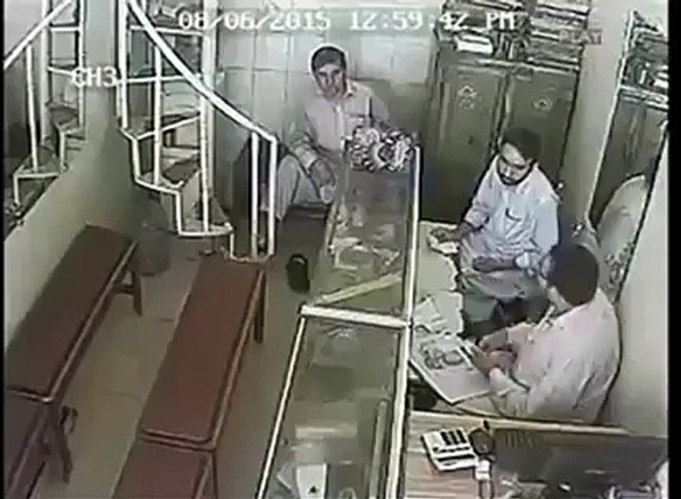 اس ویڈیو کو زیادہ سے زیادہ شیئر کریں تاکہ پتہ چل سکے کہ یہ ڈاکو کون ہیں